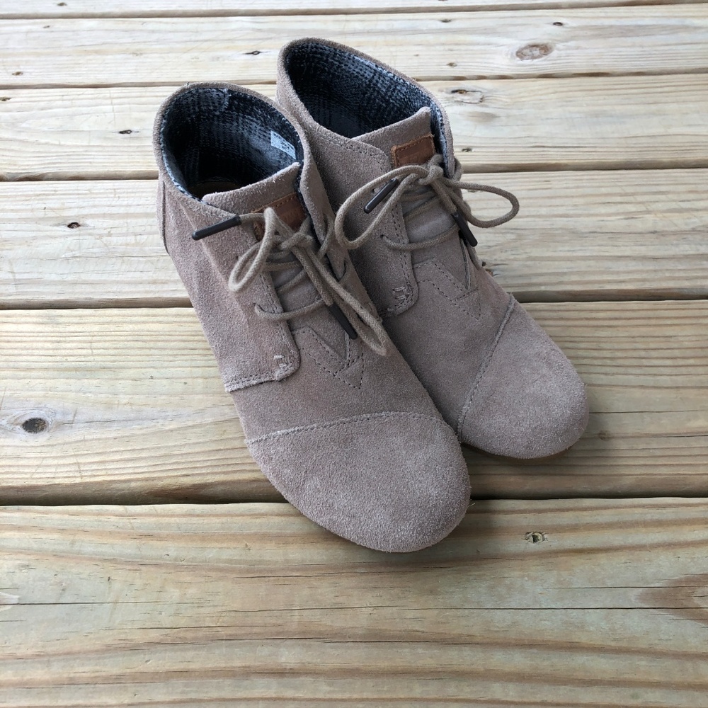 TOMS Desert Wedge Taupe Suede 7.5